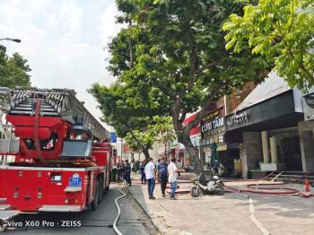 Quán bar ở trung tâm Sài Gòn bốc cháy dữ dội, học sinh trường Ernst Thalmann sát bên được sơ tán khẩn cấp - Ảnh 7.
