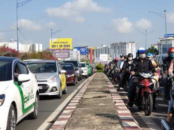 Ảnh: Cửa ngõ vào trung tâm Sài Gòn ùn tắc không lối thoát, ô tô và xe máy chen nhau dàn hàng kín mặt đường - Ảnh 6.