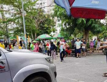 Nữ tài xế đạp nhầm chân ga tông trúng 2 mẹ đang đứng dưới sân chung cư, hiện trường khiến nhiều người kinh hãi - Ảnh 6.