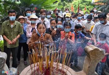 Biển người chen chân dưới nắng nóng tại lễ hội Đền Hùng - Ảnh 7.