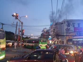 TP.HCM: Cháy nhà mặt tiền đường Lý Thường Kiệt, ùn tắc giao thông nghiêm trọng - Ảnh 6.