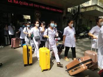 Xúc động hình ảnh hơn 200 thầy trò Cao đẳng Y tế Hà Nội xuất quân chi viện Bắc Giang - Ảnh 8.