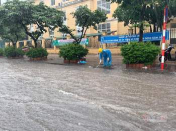 Mưa lớn, người Hà Nội đi làm tránh từng điểm ngập - Ảnh 6.