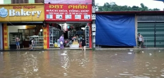 Mưa lớn trút xuống gây ngập lụt ở Lào Cai, ô tô ngụp lặn dưới nước - Ảnh 7.
