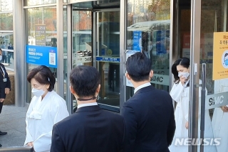 Lễ tang đưa tiễn chủ tịch Samsung về nơi an nghỉ cuối cùng: Gia quyến thất thần, chồng cũ cựu Á hậu Hàn Quốc cũng có mặt - Ảnh 8.