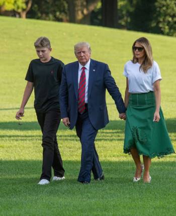 Hành động thường xuyên của Barron Trump khi đi cùng bố mẹ - Ảnh 8.