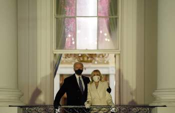 Đại gia đình Biden xem bắn pháo hoa mừng lễ nhậm chức - Ảnh 8.