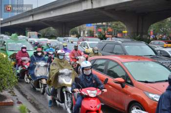 Ảnh: Người dân ùn ùn rời Hà Nội, đội mưa về quê ăn Tết, đường vành đai 3 tắc dài hàng km - Ảnh 7.