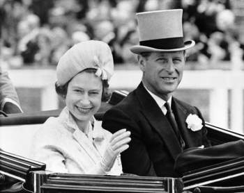 Chuyện tình xuyên suốt 74 năm của Nữ hoàng Anh cùng Hoàng tế Philip: Tình yêu say đắm năm 13 tuổi ngay từ cái nhìn đầu tiên và sự đặc cách có 1-0-2 trong lịch sử! - Ảnh 8.