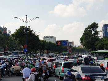 Ảnh: Cửa ngõ vào trung tâm Sài Gòn ùn tắc không lối thoát, ô tô và xe máy chen nhau dàn hàng kín mặt đường - Ảnh 7.