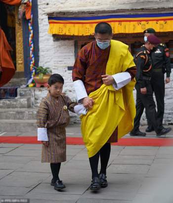 Vợ chồng Vua Bhutan dẫn hai con thăm thú đất nước - Ảnh 8.