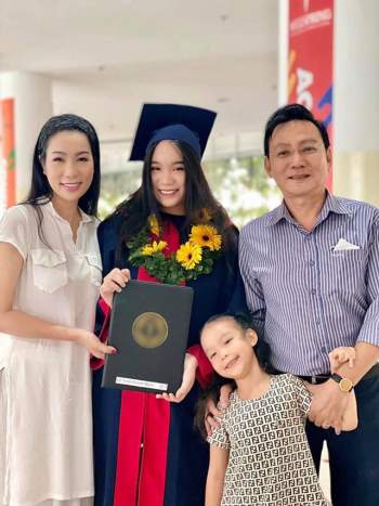 Á hậu kín tiếng dính lùm xùm với bà Phương Hằng - vợ ông Dũng Lò Vôi: 59 tuổi vẫn tốt nghiệp đại học, gây ngạc nhiên vì cách dạy con - Ảnh 7.