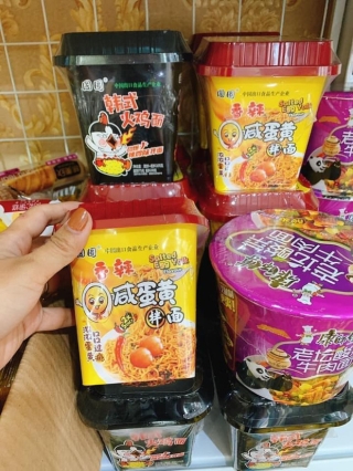 Rộ đồ ăn vặt nội địa Trung trên chợ mạng: Giá rẻ không thiếu thứ gì từ bánh kẹo, nước uống cho tới các loại thịt ăn liền - Ảnh 4.