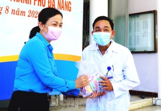 40 bác sĩ, điều dưỡng Huế xuất quân chi viện Đà Nẵng chống dịch COVID-19 - Ảnh 9.