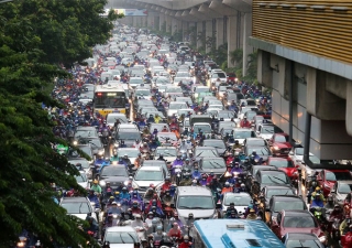 Ngày đầu tuần mưa lớn, nhiều tuyến phố Hà Nội ùn tắc dài - Ảnh 8.