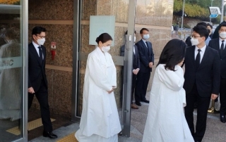 Lễ tang đưa tiễn chủ tịch Samsung về nơi an nghỉ cuối cùng: Gia quyến thất thần, chồng cũ cựu Á hậu Hàn Quốc cũng có mặt - Ảnh 9.