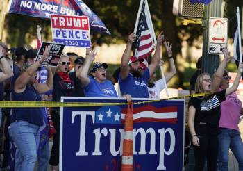 Người ủng hộ ông Trump xuống đường, tuyên bố bầu cử chưa kết thúc - Ảnh 8.