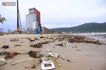 Chùm ảnh: 3.000 tấn rác dạt vào bãi biển Đà Nẵng sau bão số 13 - Ảnh 8.