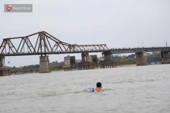 Hà Nội rét cắt da cắt thịt, nhiều người dân vẫn nhộn nhịp ra sông Hồng tắm tiên - Ảnh 8.