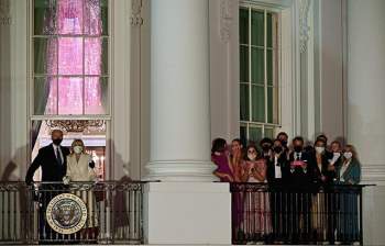 Đại gia đình Biden xem bắn pháo hoa mừng lễ nhậm chức - Ảnh 9.