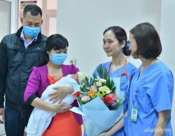 Bé trai bị bỏ rơi ngày 29 Tết ở Hà Nội đã có bố mẹ nuôi, bác sĩ bật khóc nói lời tạm biệt: Mạnh mẽ lên con nhé! - Ảnh 8.