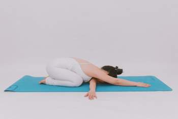  Cô gái vàng Yoga VN: Bài tập dành cho người bị đau vai gáy, muốn hết bệnh thì tập luôn và ngay - Ảnh 8.