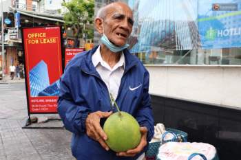 Đằng sau bức ảnh cụ ông bên đống trái cây ế là tấm lòng thơm thảo của người Sài Gòn: Ở đây người ta thương tui dữ lắm - Ảnh 8.