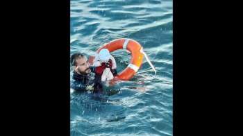Khoảnh khắc cậu bé di cư bật khóc giữa biển nước mênh mông, dùng chai nhựa để bơi đến miền đất hứa gây chấn động thế giới - Ảnh 8.
