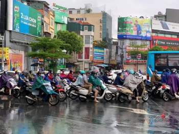 Mưa lớn, người Hà Nội đi làm tránh từng điểm ngập - Ảnh 8.