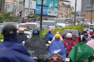 Ngày đầu tuần mưa lớn, nhiều tuyến phố Hà Nội ùn tắc dài - Ảnh 9.