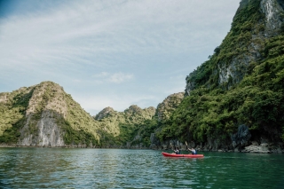 Hạ Long bình thường đã đẹp, nay lại càng lộng lẫy hơn qua những thước phim Quang Vinh Đi Việt Nam! - Ảnh 11.