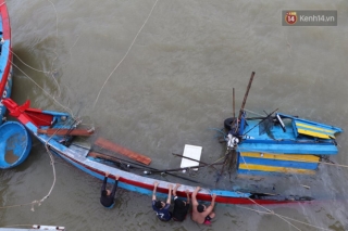 Bão đi qua, nhà sập hết nhưng người dân ven biển Quảng Ngãi vẫn chung tay giúp đỡ nhau, phụ vớt thuyền bị chìm lên bờ - Ảnh 9.