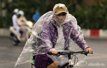 Ảnh: Hà Nội mưa Đông rét mướt sau một đêm trở gió, người dân trùm áo mưa co ro ra đường ngày cuối tuần - Ảnh 9.
