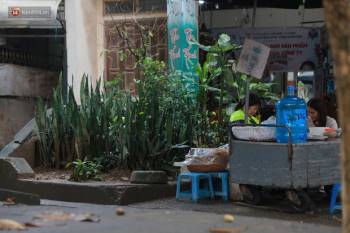 Cận cảnh nghĩa địa trong phố Hà Nội: Nơi người dân vẫn vô tư ăn uống, vui chơi bên cạnh mộ người Ch?t - Ảnh 9.