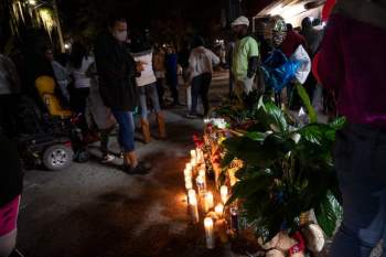 Người Mỹ tổ chức tưởng niệm bà chủ tiệm nail gốc Việt thiệt mạng sau vụ tấn công bằng súng, cầu nguyện cho người chồng đang nguy kịch - Ảnh 9.