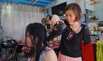 Nữ chủ tiệm cắt tóc bằng 1 tay và câu chuyện nghị lực phi thường - Ảnh 9.