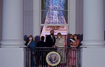Đại gia đình Biden xem bắn pháo hoa mừng lễ nhậm chức - Ảnh 10.
