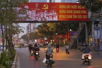 Thủ đô Hà Nội rực rỡ cờ hoa chào mừng Đại hội XIII của Đảng - Ảnh 9.