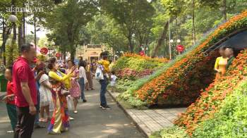 Nhan nhản người dân đi chơi Tết tại đường hoa Nguyễn Huệ, công viên Tao Đàn quên đeo khẩu trang giữa mùa dịch COVID-19 - Ảnh 9.