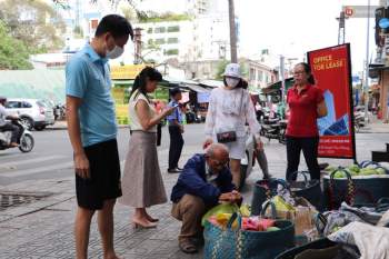 Đằng sau bức ảnh cụ ông bên đống trái cây ế là tấm lòng thơm thảo của người Sài Gòn: Ở đây người ta thương tui dữ lắm - Ảnh 9.