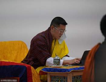 Vợ chồng Vua Bhutan dẫn hai con thăm thú đất nước - Ảnh 10.