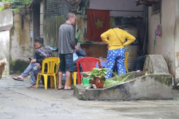 Cận cảnh nghĩa địa trong phố Hà Nội: Nơi người dân vẫn vô tư ăn uống, vui chơi bên cạnh mộ người Ch?t - Ảnh 10.
