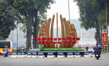 Thủ đô Hà Nội rực rỡ cờ hoa chào mừng Đại hội XIII của Đảng - Ảnh 10.