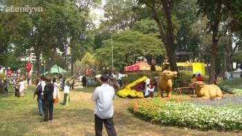Nhan nhản người dân đi chơi Tết tại đường hoa Nguyễn Huệ, công viên Tao Đàn quên đeo khẩu trang giữa mùa dịch COVID-19 - Ảnh 10.