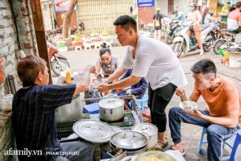 Hàng tiết luộc không mùa đắt khách quanh năm đông cũng như hè, bí quyết là đôi tay kiên trì đun 2 lửa khiến miếng tiết mềm như nhung tan ngay trong miệng - Ảnh 9.