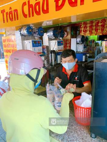 Tiệm trà sữa chảnh nhất Sài Gòn: Ai mua nhiều quá thì hổng bán, uống có ngon không mà phải xếp hàng mệt dữ vậy? - Ảnh 11.