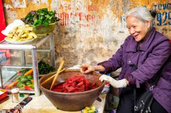Bà chủ hàng sứa đỏ 3 đời người ở Hà Nội tiết lộ phần ngon nhất của con sứa khi rộ mùa, bật mí chỉ dùng dao tre thay vì dao thép để cắt sứa càng khiến món ăn thêm bí hiểm - Ảnh 9.