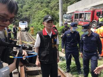 51 người Ch?t trong vụ tàu trật đường ray ở Đài Loan - Ảnh 10.