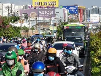 Ảnh: Cửa ngõ vào trung tâm Sài Gòn ùn tắc không lối thoát, ô tô và xe máy chen nhau dàn hàng kín mặt đường - Ảnh 10.