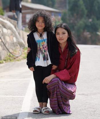 Vợ chồng Vua Bhutan dẫn hai con thăm thú đất nước - Ảnh 11.